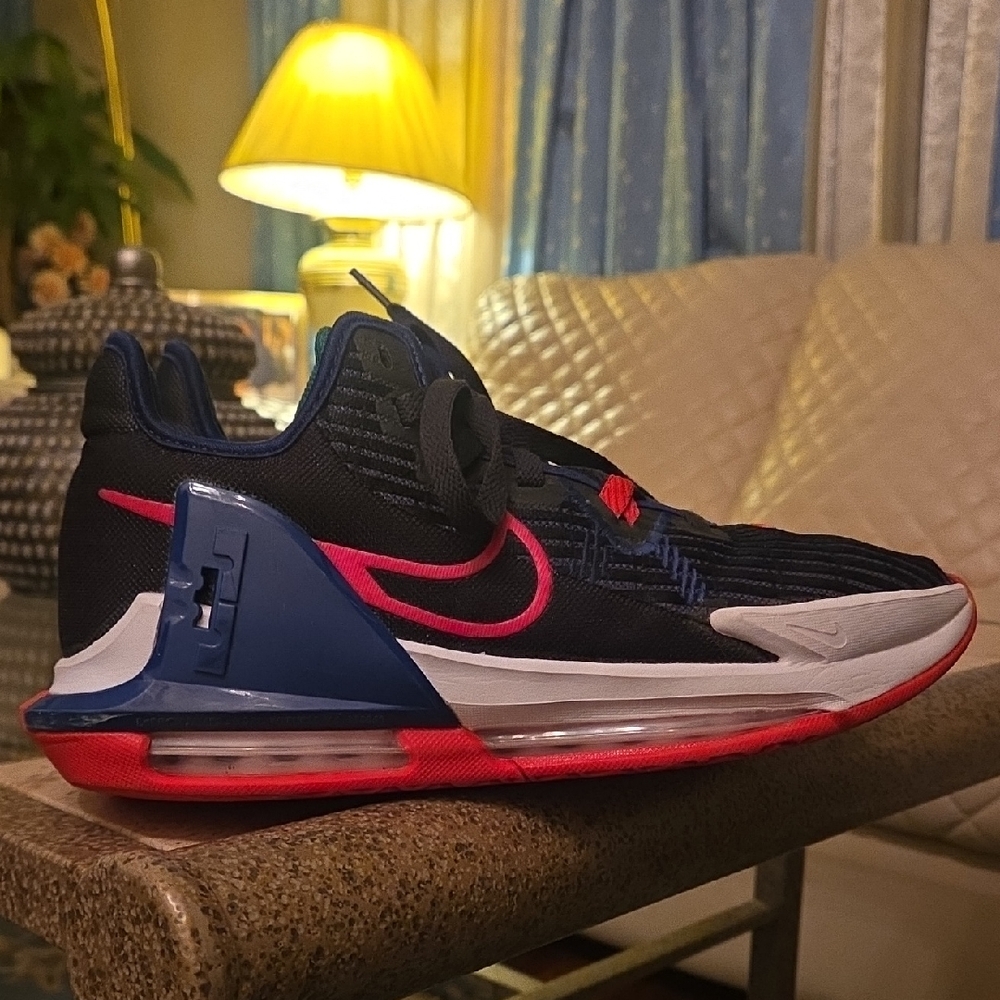 Nike Lebron Boy's Basketball Shoes - Sz 7